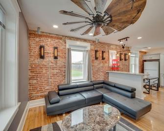 15 Mi to Amish Village Cozy Lancaster Apt! - Lancaster - Living room