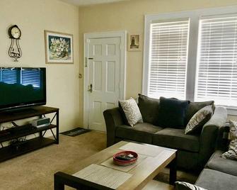 Private, and Cozy 3 Bedrooms Home - Faraja House - Newport News - Living room