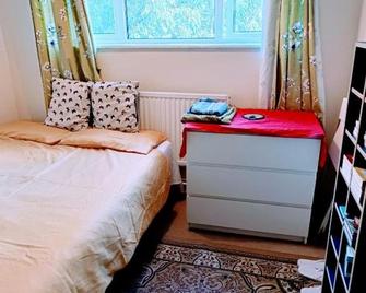 London Double Room With Free Parking And - Hornchurch - Спальня
