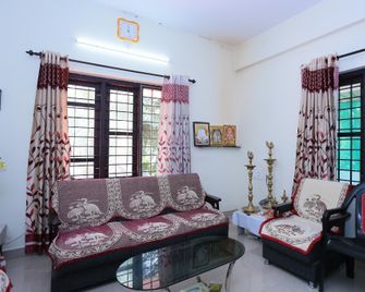 OYO Panackal Inn - Pala - Living room