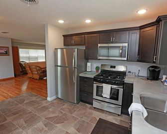 Cozy 2 Bedroom, 1 Bath House With Walking Distance To The Lake - Celina - Kitchen