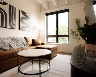 Above The Roots | Sophisticated 1bd Retreat - Washington - Wohnzimmer