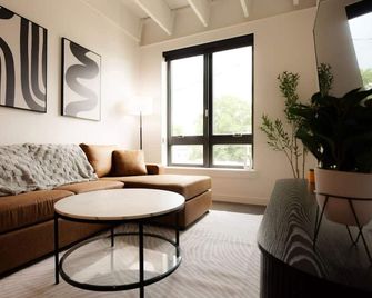 Above The Roots | Sophisticated 1bd Retreat - Washington - Wohnzimmer