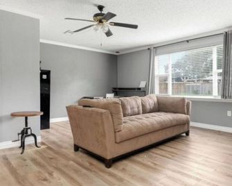 Room in house close to Hobby airport Houston - 休士頓
