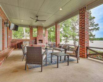 Dock and Game Room Alvarado Lake Getaway! - Alvarado - Patio
