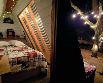 Off grid Couples Cabin in Southern West Virginia - Charleston - Bedroom