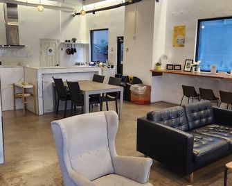 Canvas Black Guesthouse - פוסן - סלון