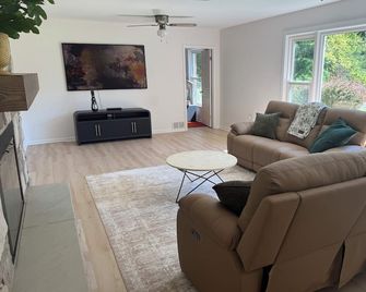 5BR/3BA Home on Main St in Chagrin Falls Village - Chagrin Falls - Sala de estar