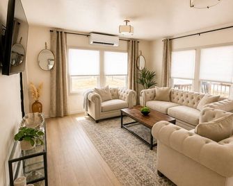 Third & Blue -Modern Stay in Historic Yreka. - Yreka - Vardagsrum