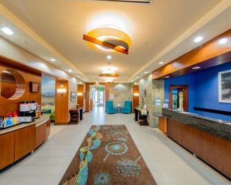 Hampton Inn & Suites Riverside/Corona East - Riverside - Front desk