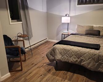 Cozy Basement Apartment (With Private Entrance) - Willmar - Schlafzimmer