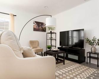 Luxe Comfort Near Lax & Sofi - Inglewood - Living room