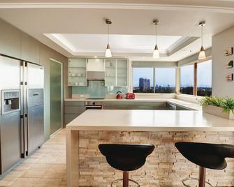 Contessa Holiday Apartments - Main Beach - Kitchen