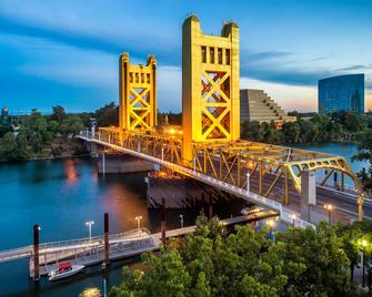 Embassy Suites by Hilton Sacramento Riverfront Promenade - Sacramento - Building