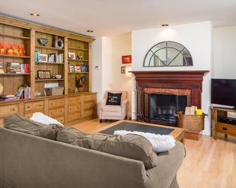 Modern Cottage in the heart of the Berkshires with new exterior flex space! - Stockbridge - Living room