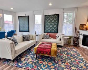 Stunning Historic Home Lots of Space In Town - Kanab - Living room