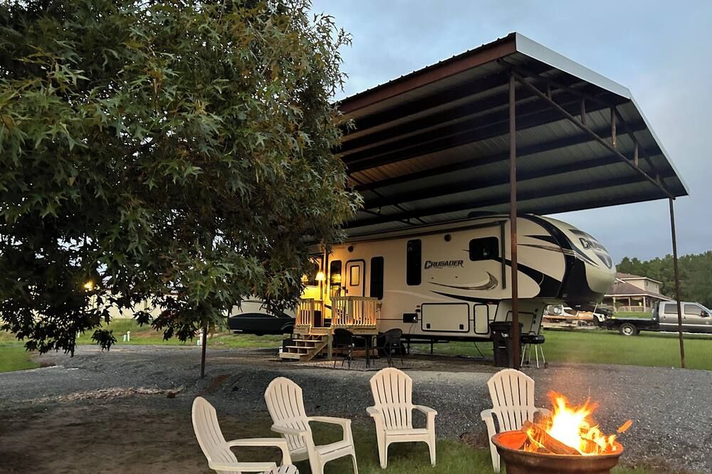 Cozy 2-bedroom RV with WiFi and AC near Ft Johnson - Leesville
