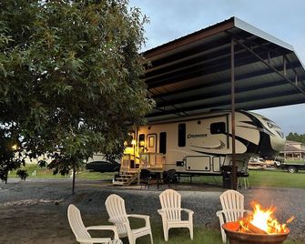 Cozy 2-bedroom RV with WiFi and AC near Ft Johnson - Leesville