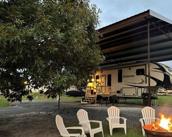 Cozy 2-bedroom RV with WiFi and AC near Ft Johnson - Leesville
