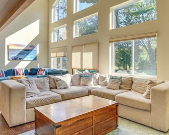 Spacious Whitehall Home with Hot Tub and Game Room - Whitehall - Huiskamer