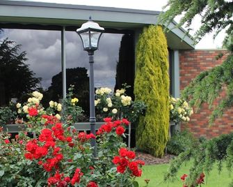 Cedar Lodge Motel - Morwell - Outdoor view
