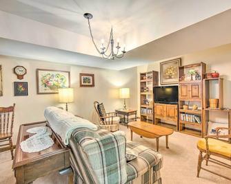 Charming Apartment with Yard and Beautiful Gardens! - Manheim - Living room