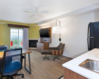Holiday Inn Express & Suites Petoskey By IHG - Petoskey - Olohuone