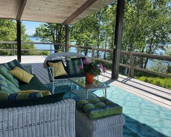Serene Oceanfront 1980's Contemporary . Pet friendly. Private beach. Sleeps 4. - Surry - Balcón