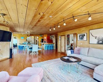 Peace & Pizza - Taos - Living room