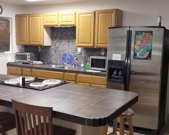 Charming Riverside Home w/ Deck and Fishing. 15 minutes to STP and Bechtel. - Palacios - Kitchen