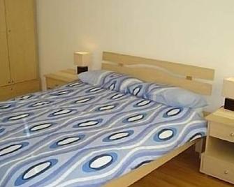 Seaside Apartment with Shared Pool, BBQ Area and Sea View - Balchik - Bedroom