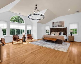 Elegant big Yard Piano and Springtime Peace - Monsey - Bedroom