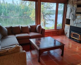 Luxury Cabin at West Hawk Lake - West Hawk Lake - Living room