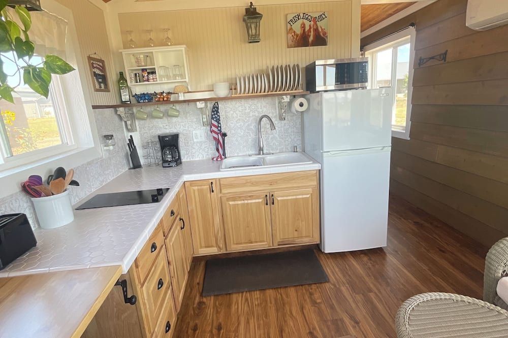 Adorable Tiny house on small farm, fresh eggs and seasonal produce daily .
