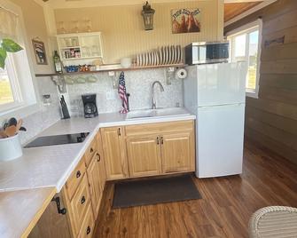 Adorable Tiny house on small farm, fresh eggs and seasonal produce daily . - Prescott Valley - Kitchen
