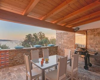 Beautiful apartment / covered barbecue terrace by the sea - Poreč - Balcony