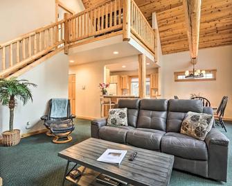 Chalet at Running Y Resort w/ Wraparound Deck! - Klamath Falls - Stue