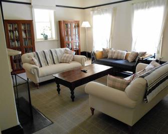 Fitzroy Inn Historic Retreat - Mittagong - Living room