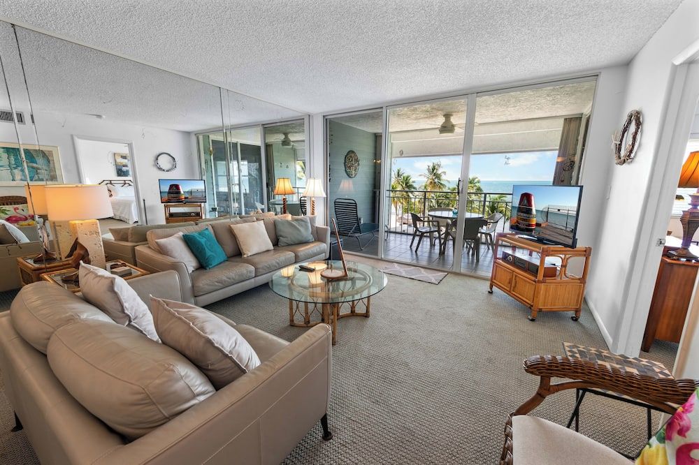 Sunshine, Beaches, And Ocean Breezes At Ocean Vista (La Brisa #403e) - كي وست - غرفة معيشة