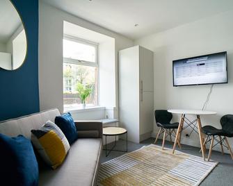 Meadow Apartment - Dumbarton - Living room