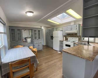 Private cozy quiet Two bedroom two bath with jacuzzi tub - Grand Forks - Cocina