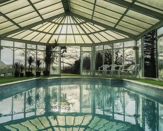 Large 17th Century farmhouse with inglenook fireplace and heated indoor pool - Whitland - Pool