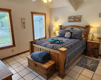 On the river Frio Family Getaway - Leakey - Bedroom