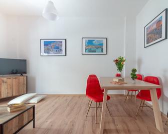 Modern Renovated Apt next to the BeachFront - Heraklion - Dining room