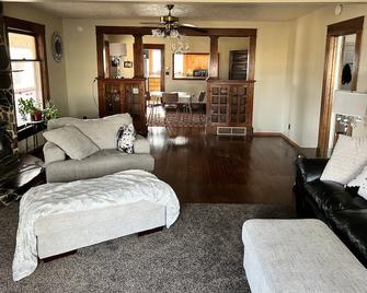 Country life secluded in an all original Victorian home. Breathtaking porch view - Ansley - Salon