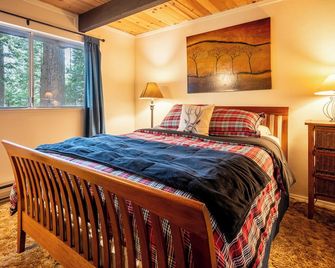 Whispering Pines-Pet Friendly w/ Central Heat! - Arnold - Bedroom