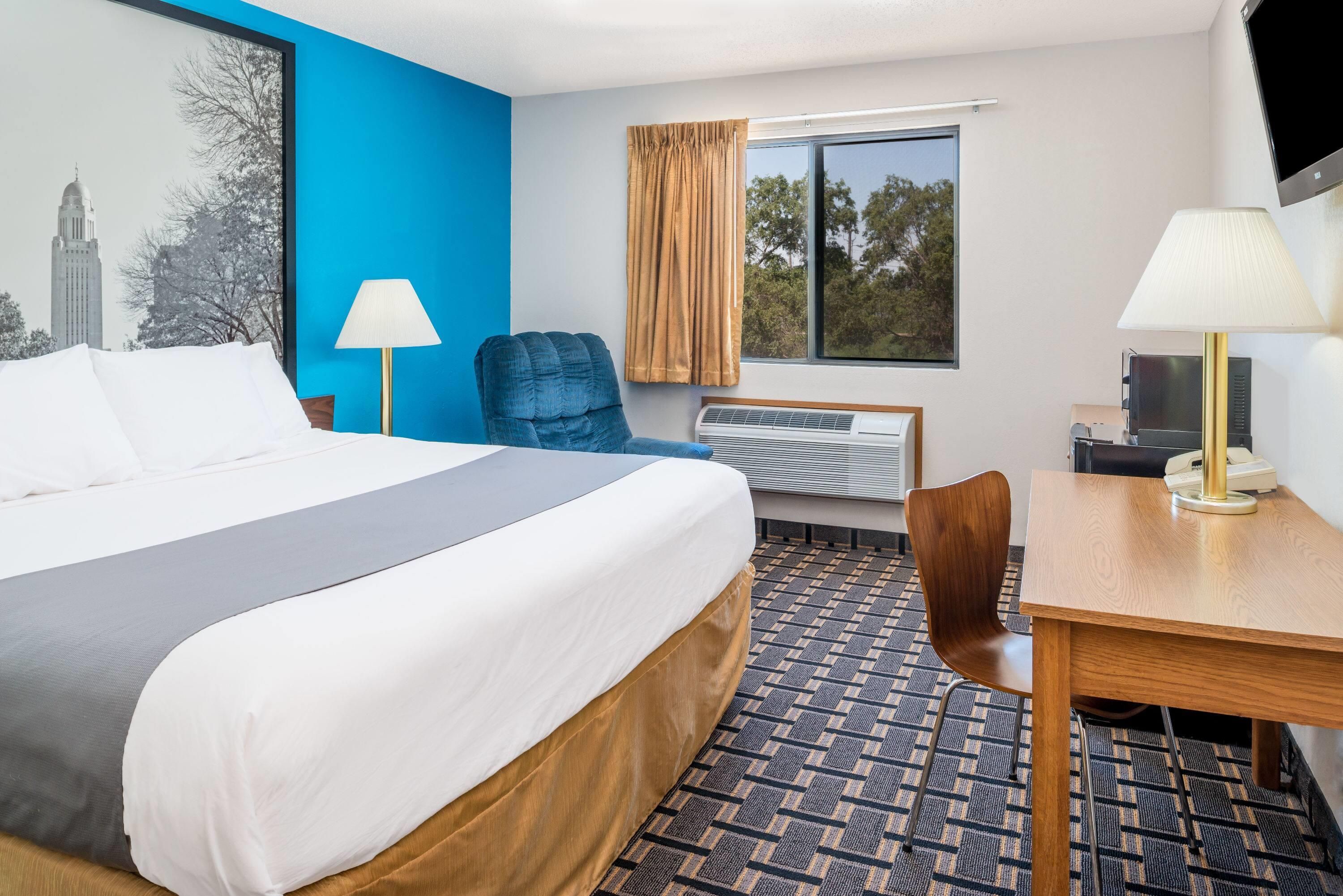 Super 8 by Wyndham Lincoln West - Lincoln - Bedroom