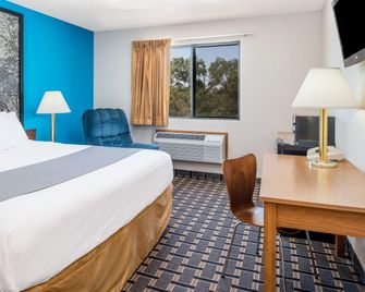Super 8 by Wyndham Lincoln West - Lincoln - Bedroom