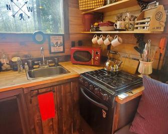 Bigfoot Bungalow themed tiny home cabin! In the woods, 15 min from airport - Cheney - Kitchen