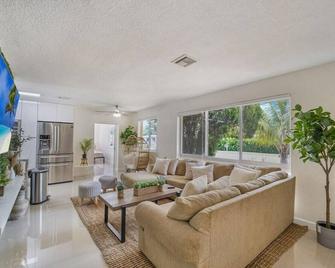 NEW Casa Maui I 10min to beach I Pool I 18 Sleeps - West Park - Living room